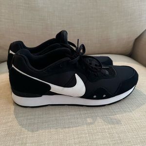 Women’s Size 11.5 Venture Runner